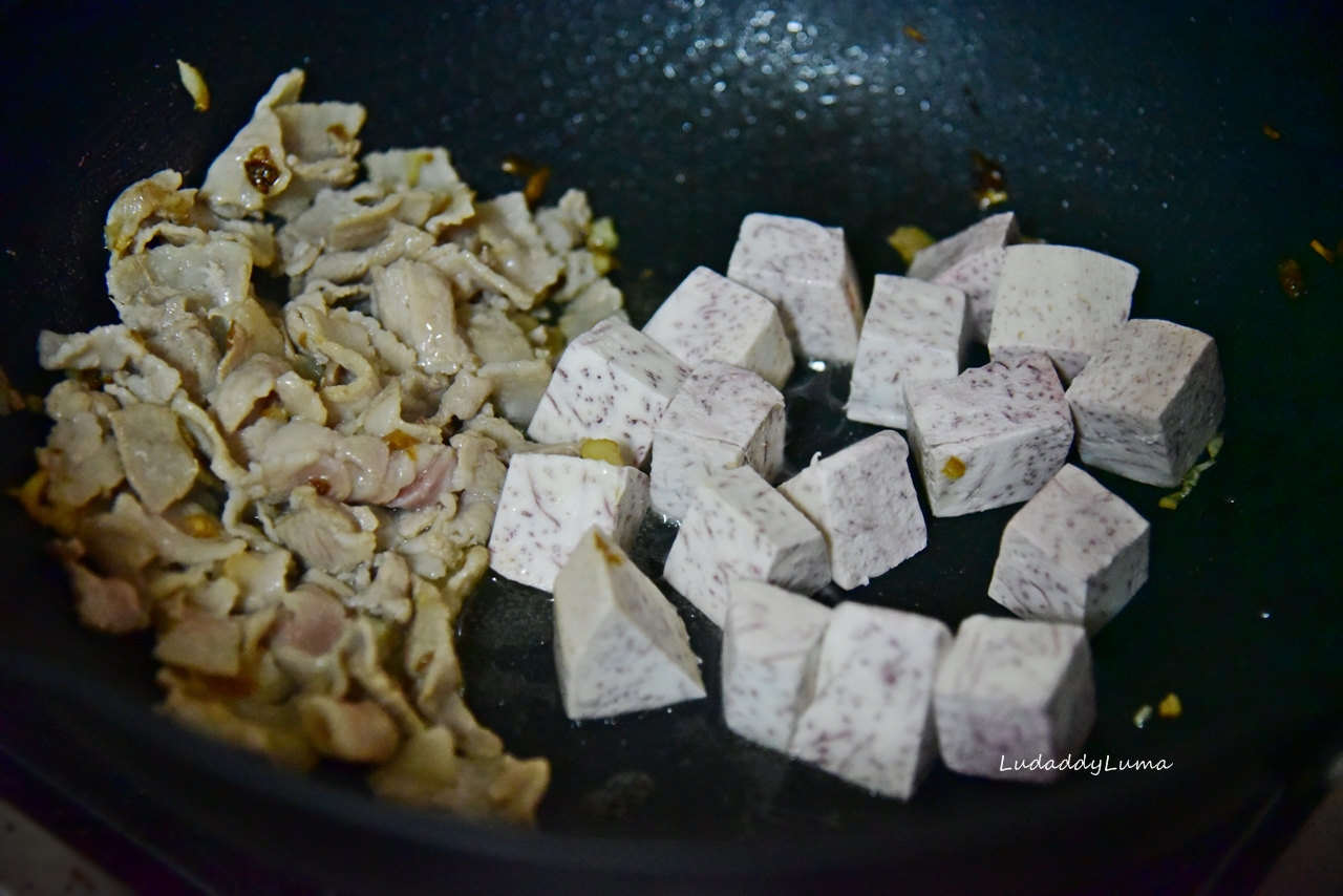 芋頭鹹粥食譜/綿密的芋頭加上芹菜胡椒的香氣，傳承的台式美味