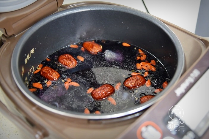 【養身食譜】電子鍋煲湯│黑枸杞黑豆養身雞湯