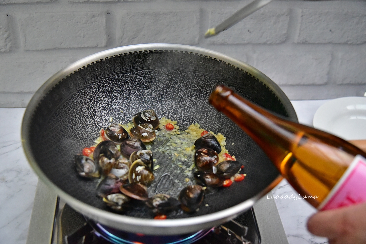 【食譜】蒜香白酒蛤蜊義大利麵│簡易鮮美的義大利麵