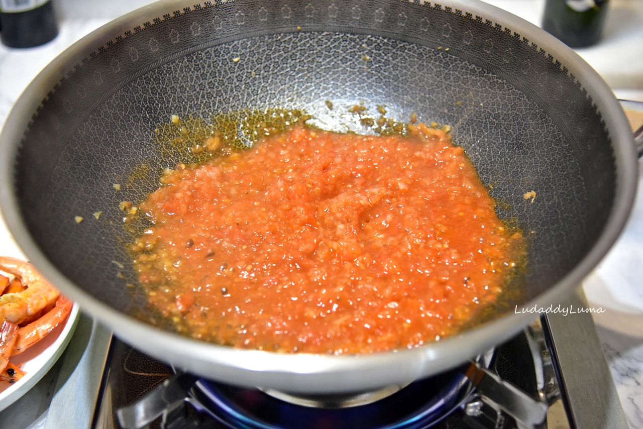 【食譜】茄汁大蝦│蕃茄洋蔥入味，健康營養的鮮蝦料理