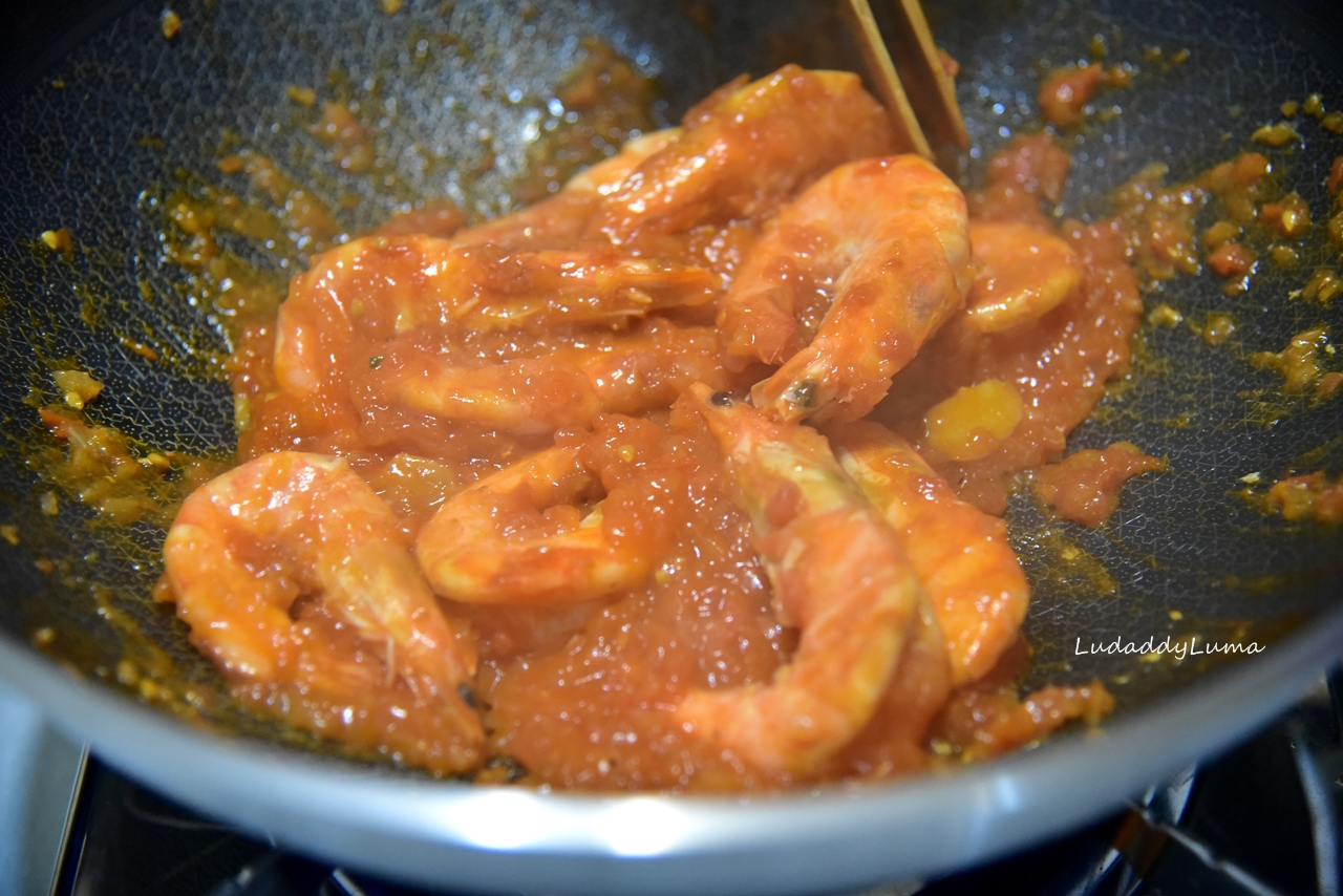 【食譜】茄汁大蝦│蕃茄洋蔥入味，健康營養的鮮蝦料理