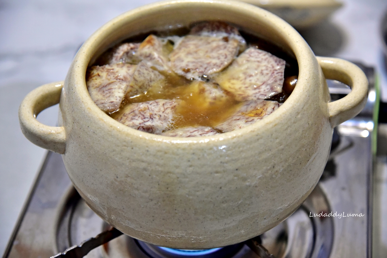 【食譜】湯頭濃郁香氣誘人的芋頭香菇排骨酥湯│万古燒職人陶鍋