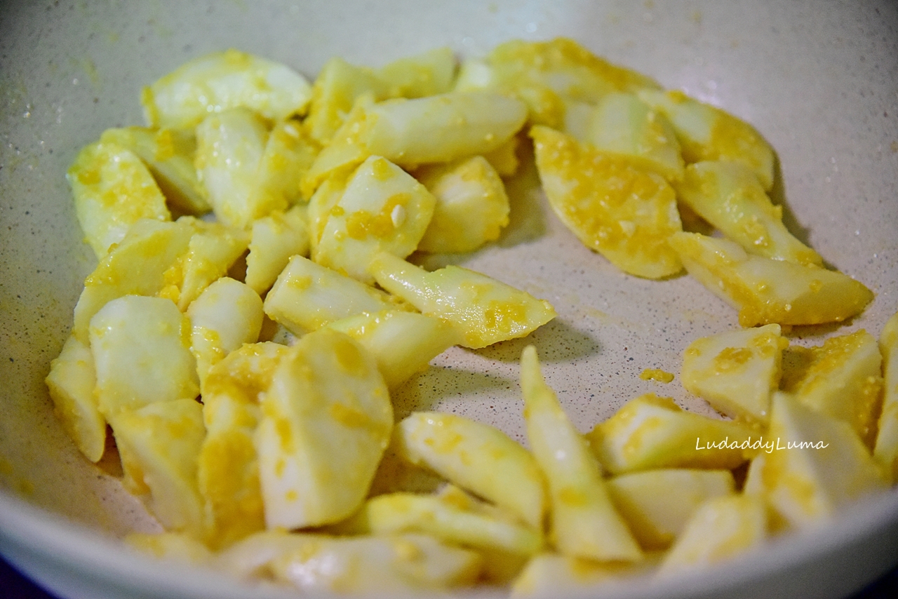 金沙筊白筍│鹹蛋炒茭白筍│金沙美人腿，裹上鹹蛋香鮮甜有味的茭白筍料理