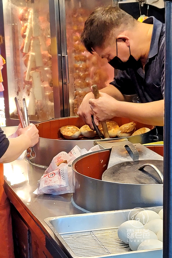 【士林夜市美食】福州世祖胡椒餅｜滿滿麵香外酥內多汁，不可錯過的排隊美食食