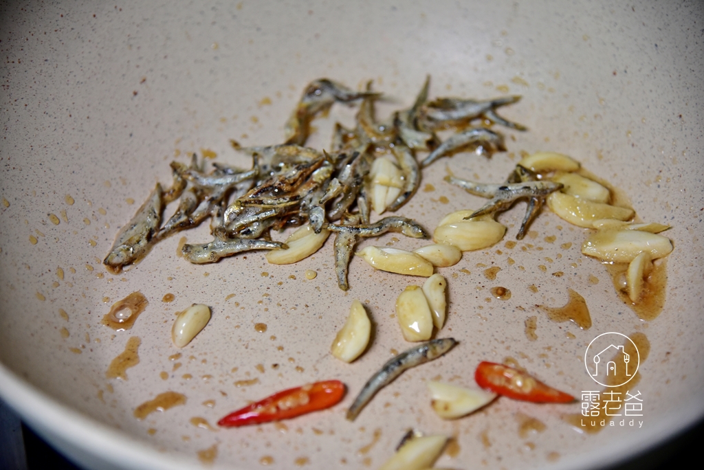 【食譜】小魚乾豆豉炒山蘇│魚酥菜香，簡單易做，健康美味!