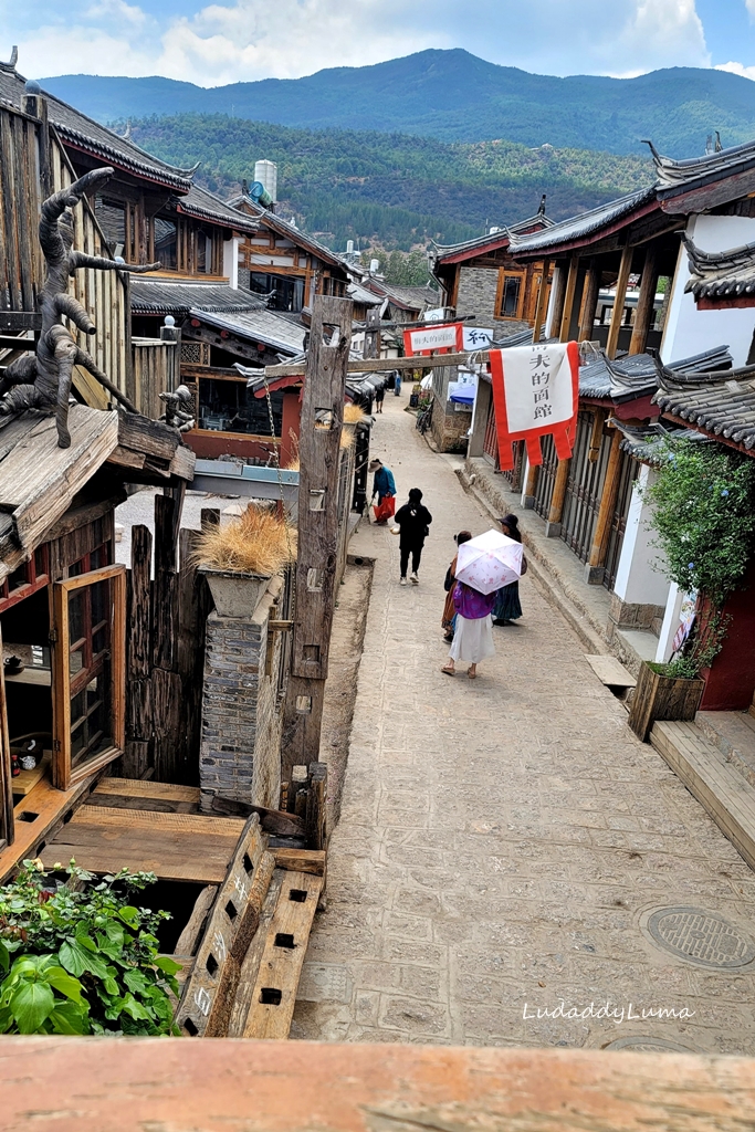 雲南旅遊│麗江白沙古鎮，抬頭就能看見雪山的古樸小鎮