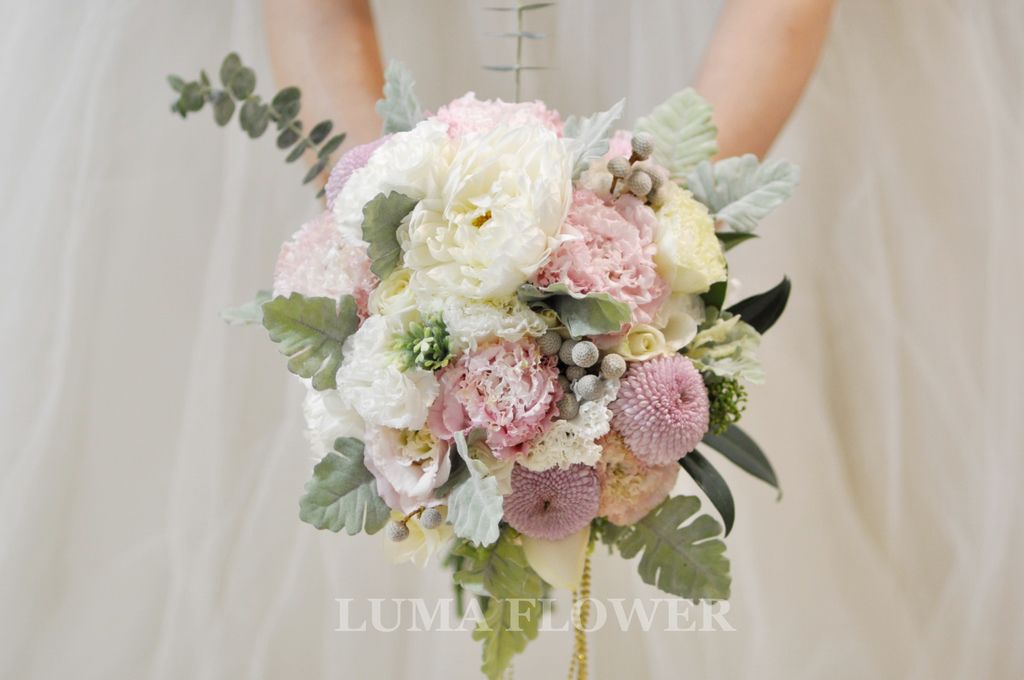 【婚禮花藝 Wedding Flowers】帶著垂金夢幻粉白色調的浪漫新娘捧花.胸花 @露老爸&amp;露瑪